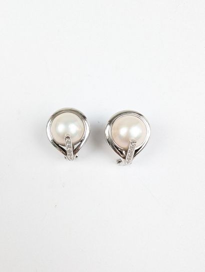 Paire de boucles d'oreille en or blanc 750...