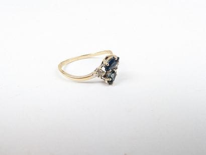 Bague en or blanc 750 ‰ sertie de saphirs...