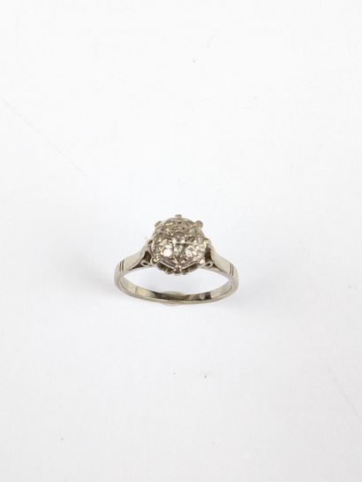 Bague en or blanc 750 ‰ ornée d'un plateau...