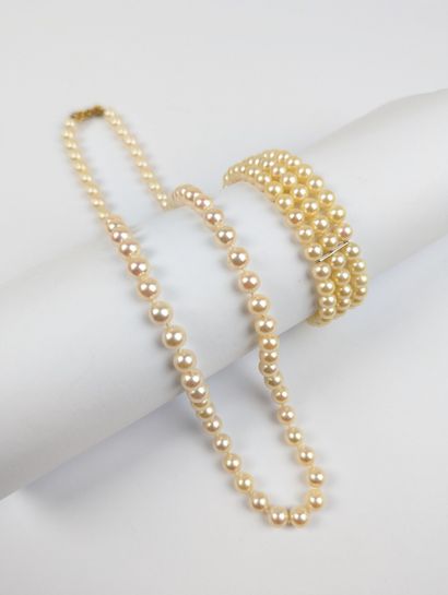 Parure en perles de culture blanches comprenant...