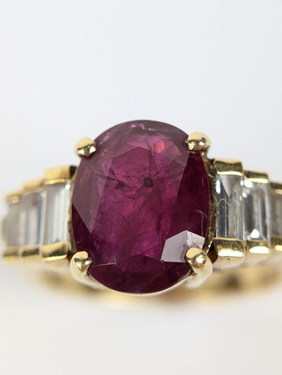 Bague en or jaune 750 ‰ sertie d'un important...