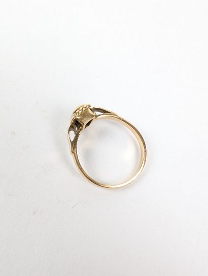 Bague en or jaune 750 ‰ sertie d'une dent...