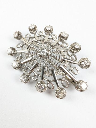 BROCHE filigrane en or blanc 750 ‰ et platine...
