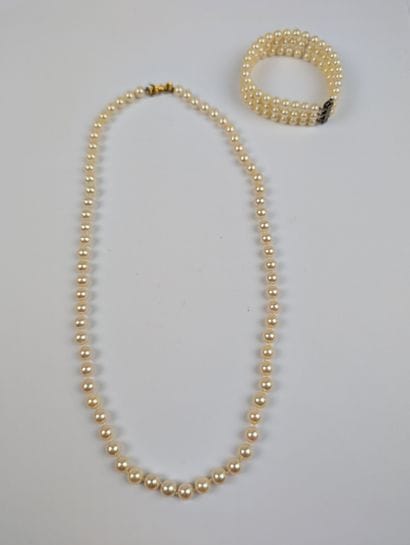 Parure en perles de culture blanches comprenant...