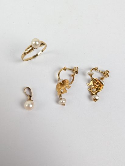 Parure en or jaune 750 ‰ ornée de perles...