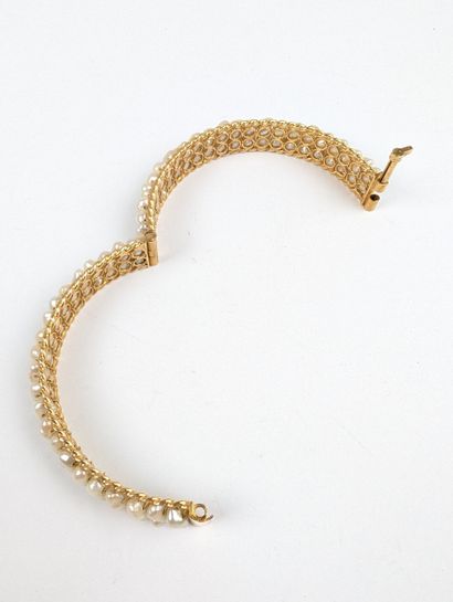 Bracelet jonc ouvrant en or jaune 750 ‰ orné...
