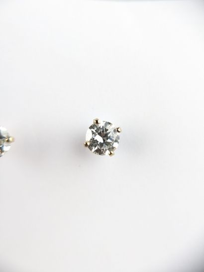 Paire de puces d'oreille en or blanc 750...