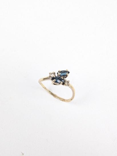 Bague en or blanc 750 ‰ sertie de saphirs...