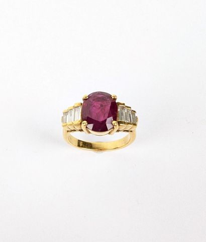 Bague en or jaune 750 ‰ sertie d'un important...