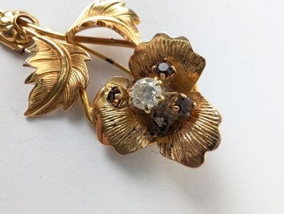 Broche fleur en plaqué or sertie en son cœur...