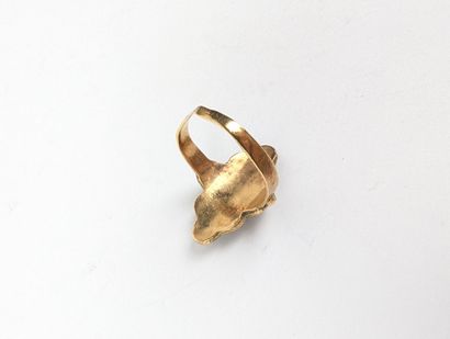 Bague navette en or jaune 750 ‰ à décors...