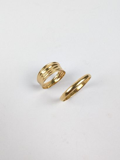 Deux bagues en or jaune 750 ‰ : une bague...