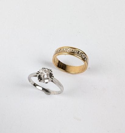 Deux bagues en or 750 ‰ dont un solitaire...