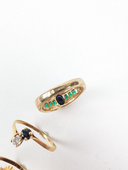 Trois bagues en or jaune :
- Une bague 