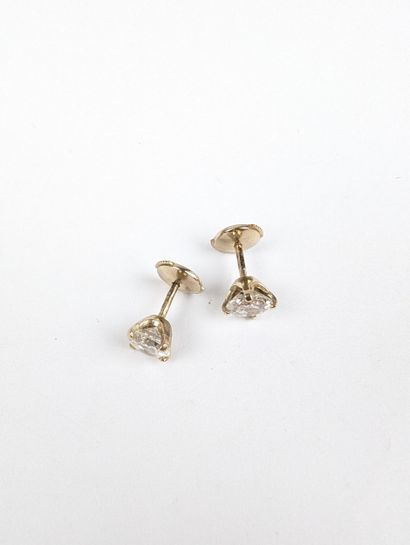 Paire de puces d'oreille en or blanc 750...