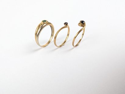 Trois bagues en or jaune 750 ‰, l'une en...
