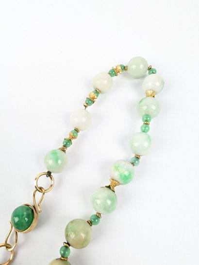 Collier en perles de jade impérial sur fil...