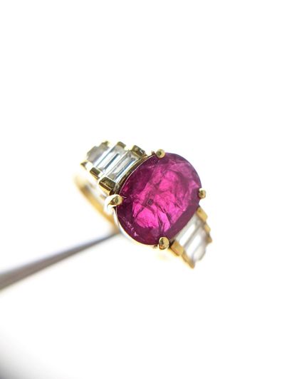 Bague en or jaune 750 ‰ sertie d'un important...