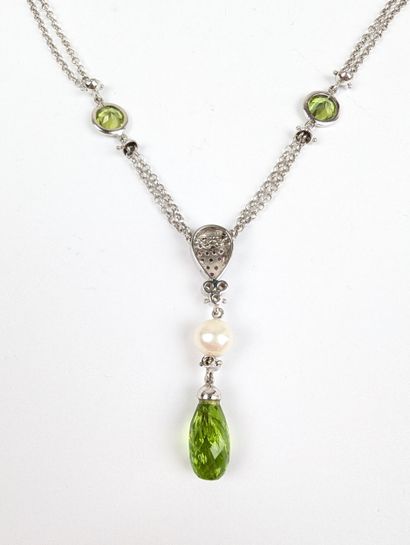 Collier en or blanc 750 ‰ composé d'une double...
