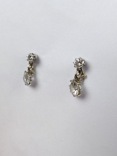 Paire de pendants d'oreille en or blanc 750...
