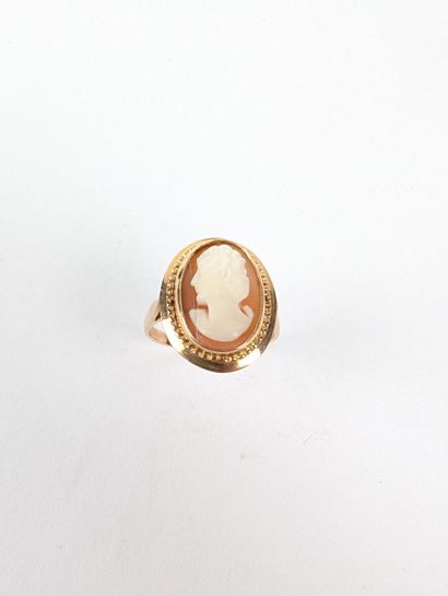 Bague en or rose 750 ‰ sertie d'un camée...