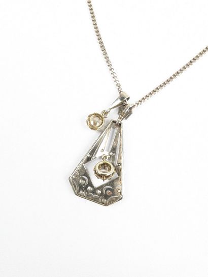 Deux pendentifs Art Déco en or blanc 750...