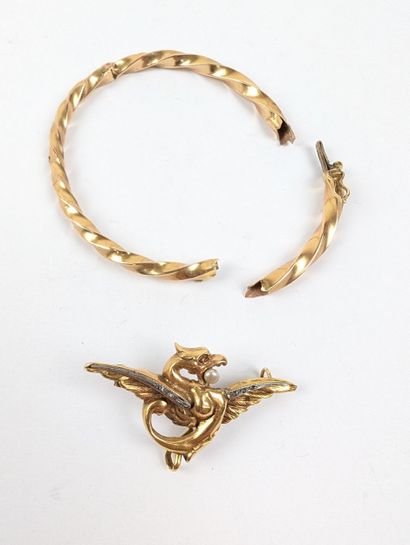 Ensemble de bijoux cassés en or 750 ‰ comprenant...