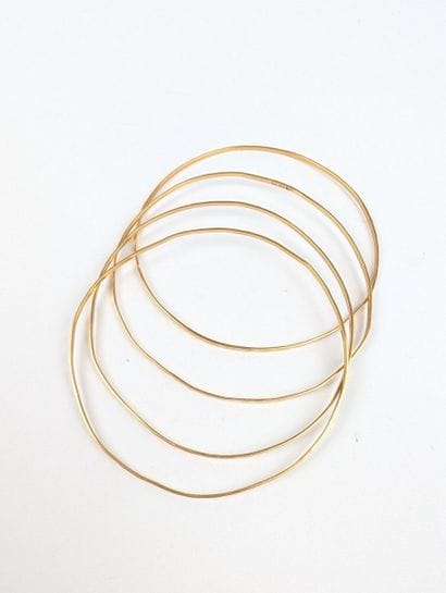 Quatre bracelets jonc en or jaune 750 ‰ à...