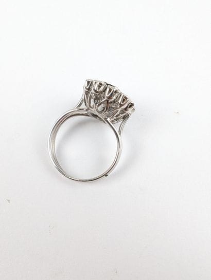 Bague marguerite en or blanc 750 ‰ sertie...