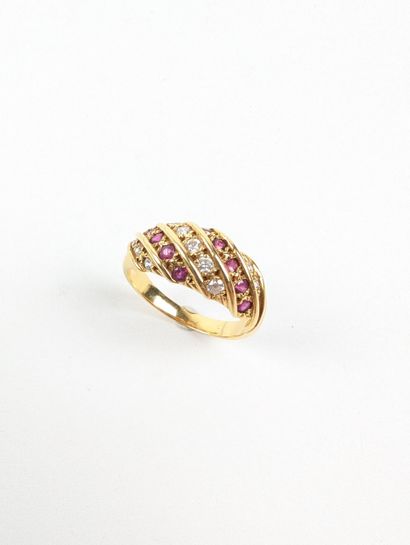Bague jonc en or jaune 750 ‰ sertie de lignes...
