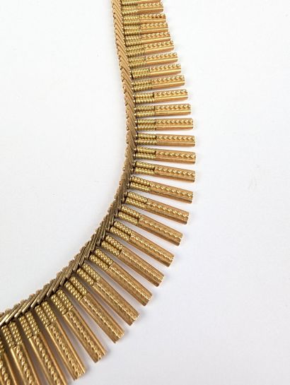 Collier en or jaune 750 ‰ semi-rigide composé...