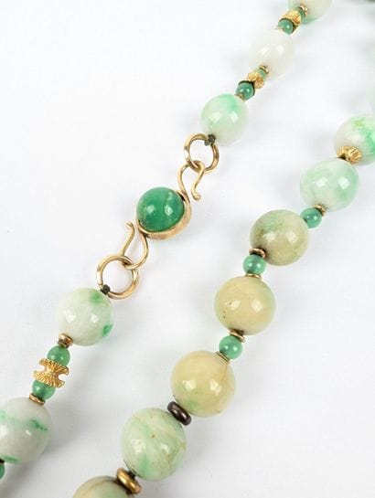 Collier en perles de jade impérial sur fil...