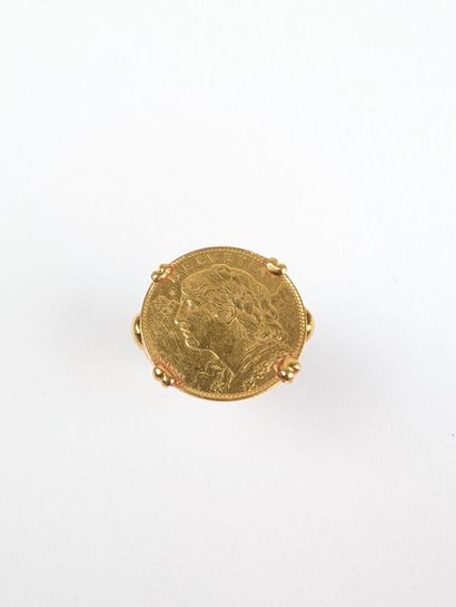 Bague en or jaune 750 ‰ ornée d'une pièce...