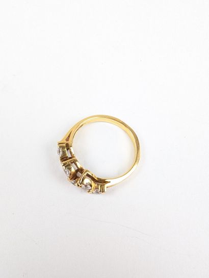 Bague en or jaune 750 ‰ a motifs de feuilles...
