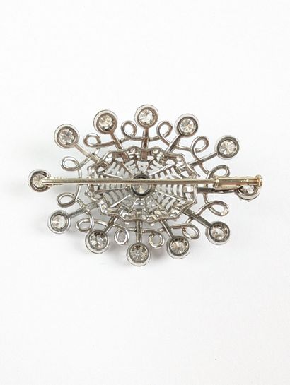 BROCHE filigrane en or blanc 750 ‰ et platine...