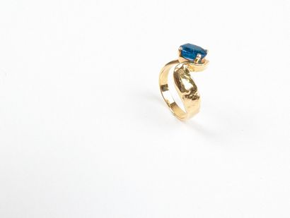 Bague en or jaune 750 ‰ sertie d'une apatite...
