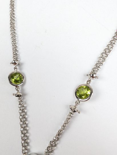 Collier en or blanc 750 ‰ composé d'une double...