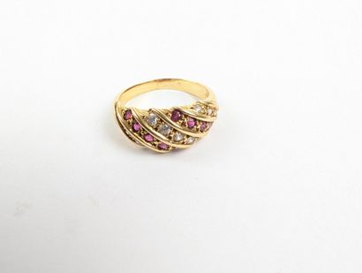 Bague jonc en or jaune 750 ‰ sertie de lignes...