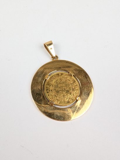 Médaille en or jaune 750 ‰ ornée d'une pièce...