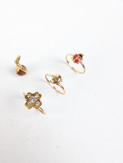 Quatre bijoux en or jaune 750 ‰ dont deux...