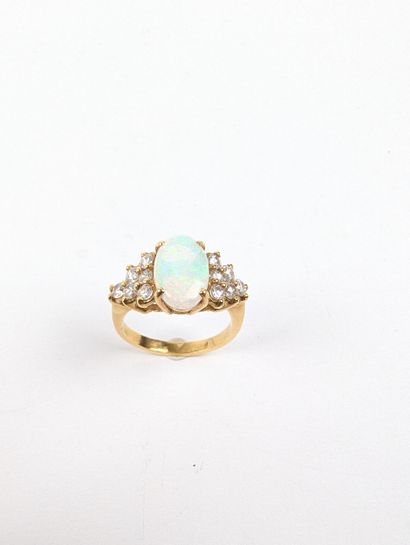 Bague en or jaune 750 ‰ ornée d'une opale...