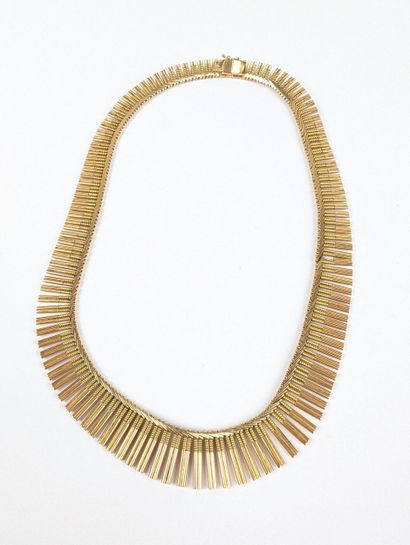 Collier en or jaune 750 ‰ semi-rigide composé...
