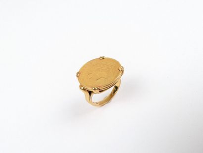 Bague en or jaune 750 ‰ ornée d'une pièce...