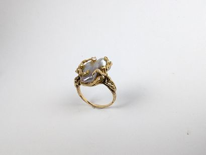 Bague en or jaune 750 ‰ figurant deux personnages...