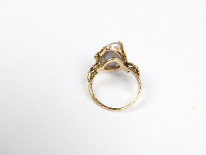 Bague en or jaune 750 ‰ figurant deux personnages...