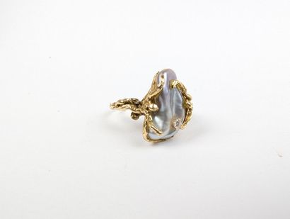 Bague en or jaune 750 ‰ figurant deux personnages...
