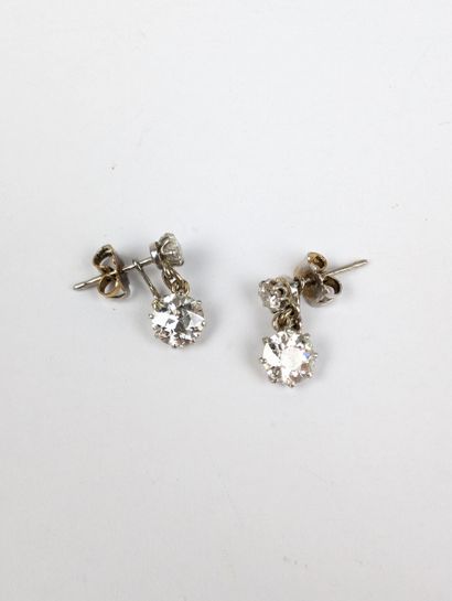 Paire de pendants d'oreille en or blanc 750...