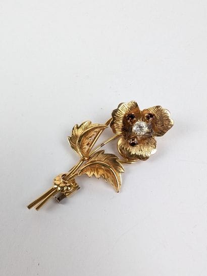 Broche fleur en plaqué or sertie en son cœur...