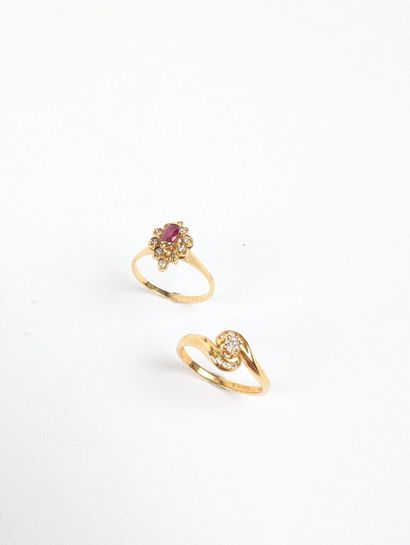 Deux bagues en or jaune 750 ‰ sertie de diamants...