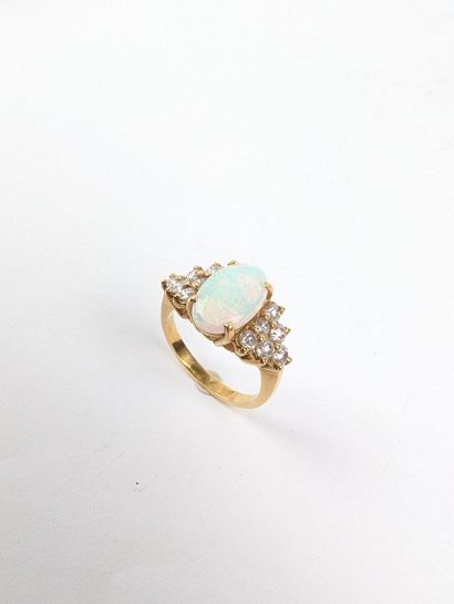 Bague en or jaune 750 ‰ ornée d'une opale...